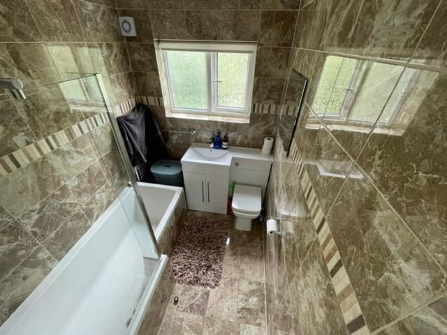 Family Home With Easy Commute To London! クロイドン エクステリア 写真